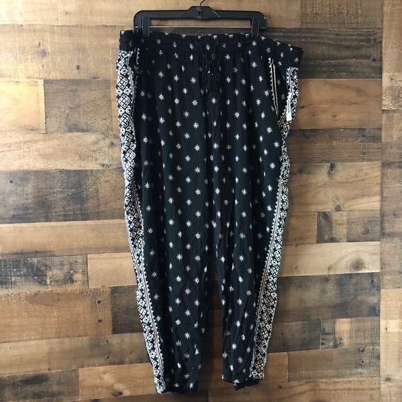 Old Navy Pants - Old Navy Black & White Lightweight Jogger NWT